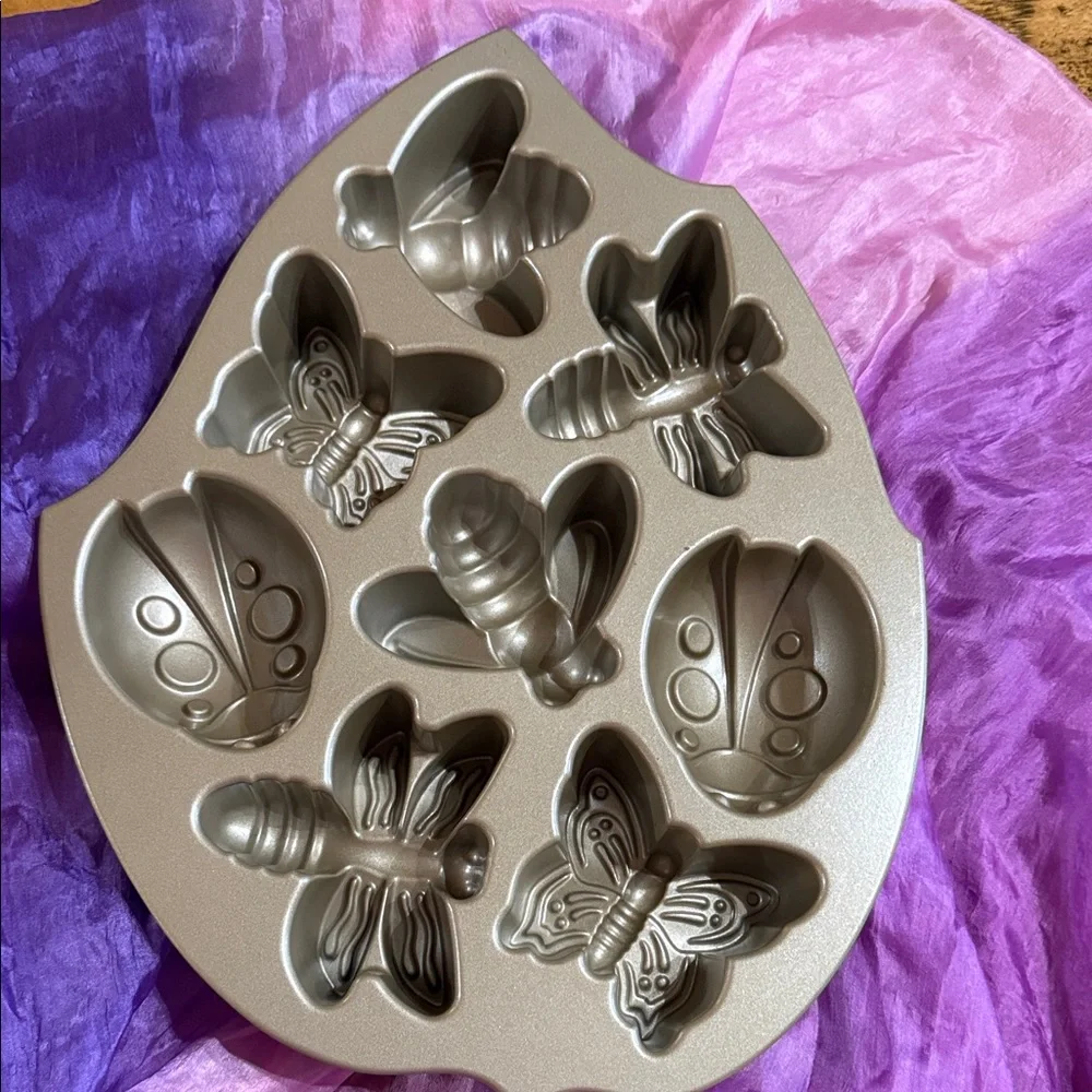 Nordic Ware Backyard Bugs Baking Pan Mini Cakes EUC